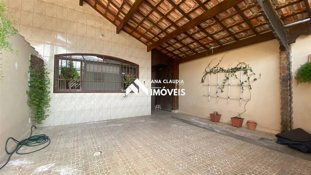 Imagem Casa bem localizada na praia de Mongaguá lado serra , próxima ao centro da cidade e a 450 metros da praia....