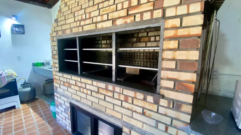 Imagem Pousada Comercial à Venda em Garopaba-SC: 3 Quartos, 4 Banheiros, 5 Vagas, 230m² - Não Perca!