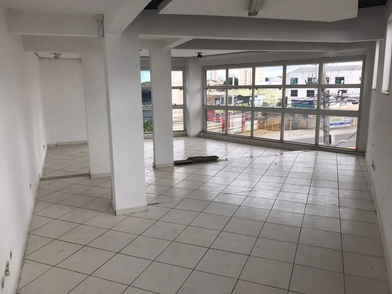 Imagem Oportunidade única: Salão Comercial de alto padrão no Jardim Europa, Sorocaba-SP - 4 salas, 9 banheiros, 8 vagas de garagem, 785,81 m².