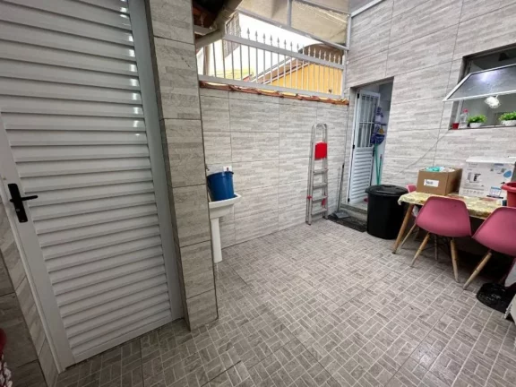Imagem SOBRADO COM VISTA PARA O MAR à venda no Caiçara em Praia Grande-SP, com 2 dormitórios, sala, cozinha americana, banheiro social, lavabo, 2 vagas de garagem, moveis planejados, churrasqueira, 70 metros da praia. Estuda parcelamento direto.