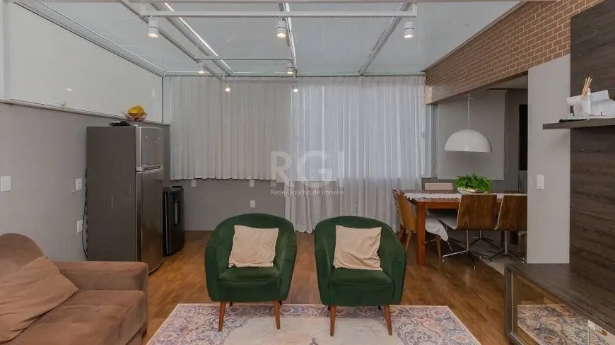 Imagem Apartamento de 3 dormitórios e 1 suíte no bairro Floresta em Porto Alegre
