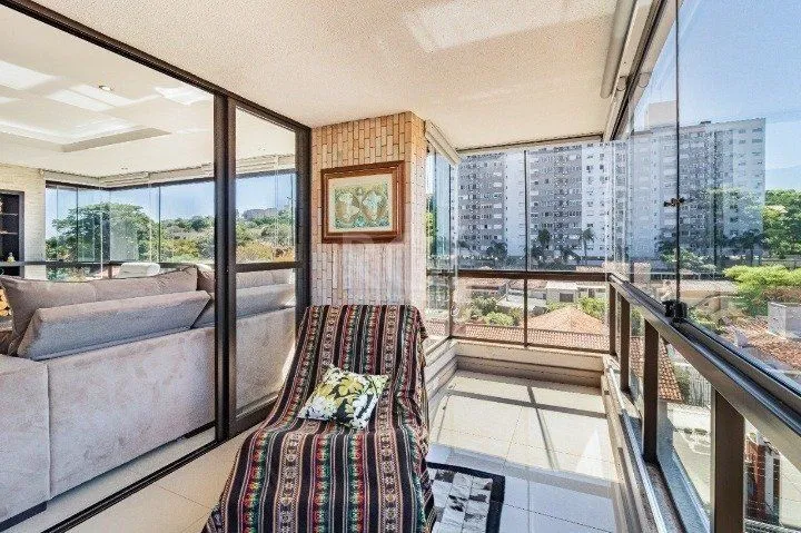Imagem Cobertura para Venda - 350m², 3 dormitórios, sendo 1 suites, 2 vagas - Teresópolis
