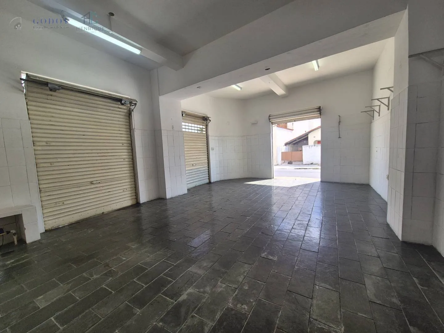 Imagem Ponto Comercial com Salão Amplo e 3 Portas de Esquina com 96,59 m²