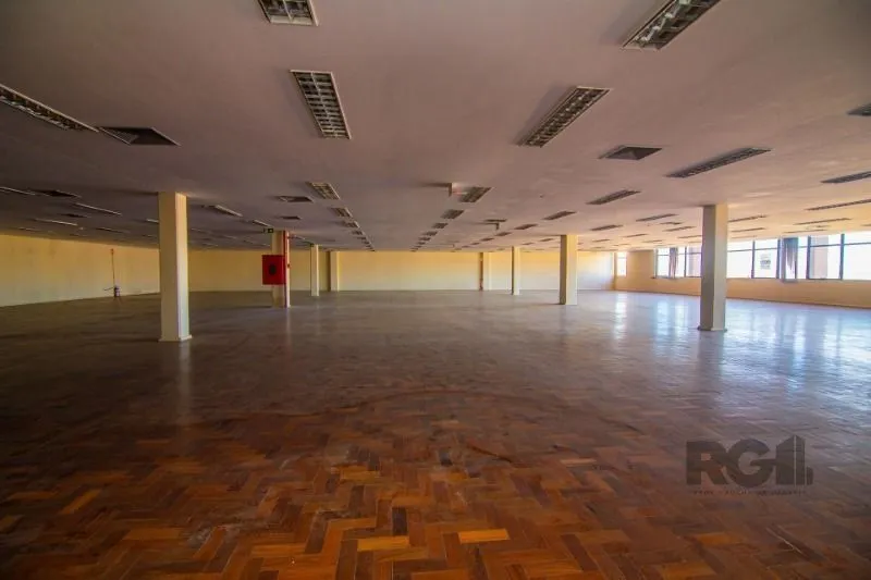 Imagem MÁFFER IMÓVEIS ALUGA - AMPLA SALA COMERCIAL | 958 m² PRIVATIVOS | BAIRRO FLORESTA MÁFFER IMÓVEIS apresenta excelente conjunto comercial com 958 m² de área privativa, ideal para empresas que buscam espaço amplo, funcional e em localização estratégica.