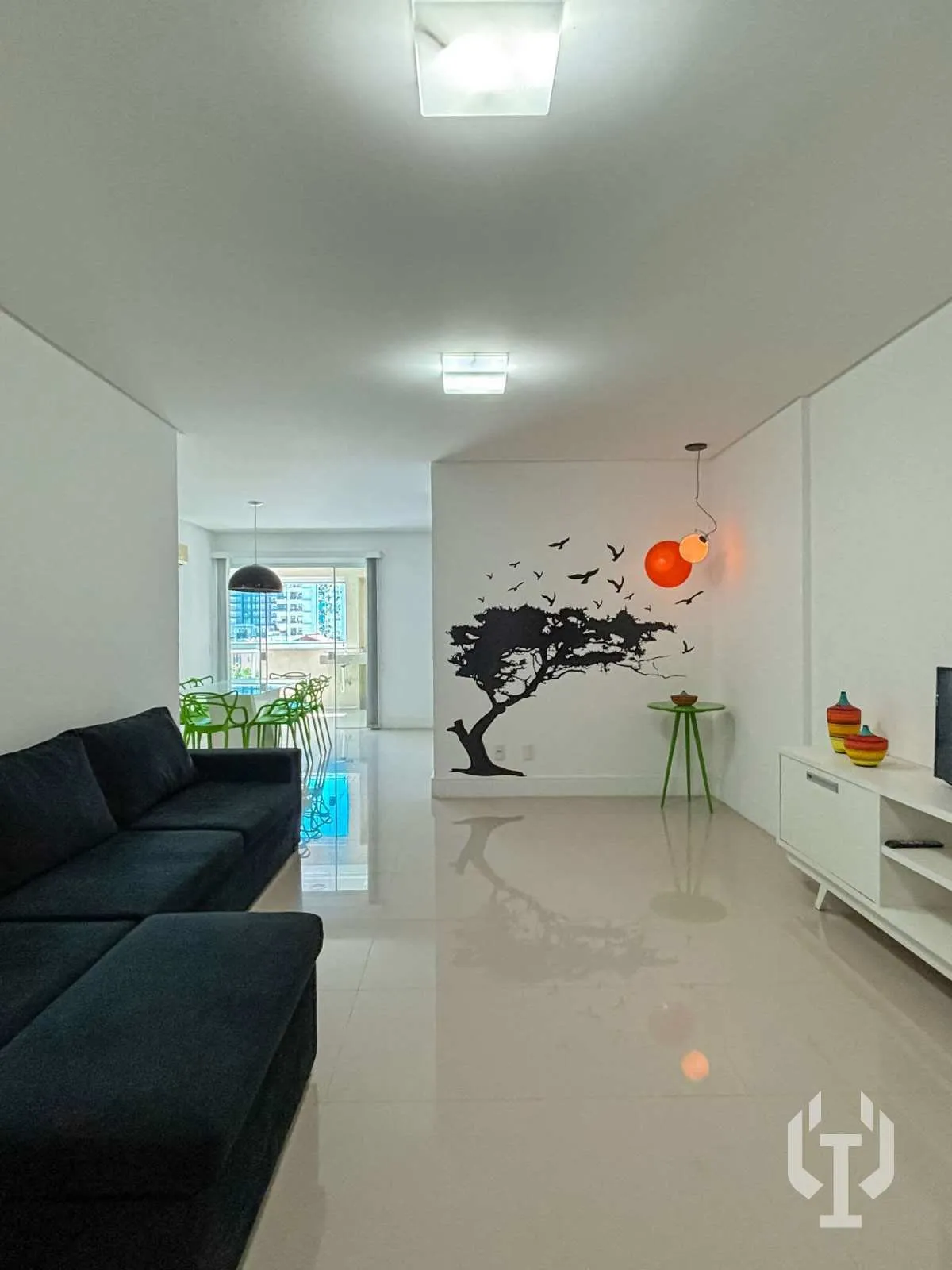Imagem Apartamento com 3 dormitórios e 2 vagas de garagem em Meia Praia