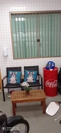 Imagem CASA SOBREPOSTA TÉRREA NA PONTA DA PRAIA COM PORTEIRA FECHADA