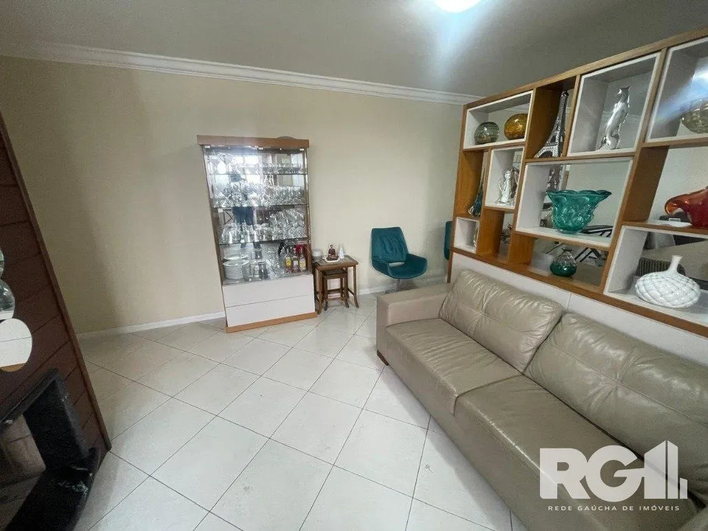 Imagem Apartamento com 3 dormitórios, 1 suíte, lavabo, 2 vagas cobertas, semimobiliado, churrasqueira e lareira.
