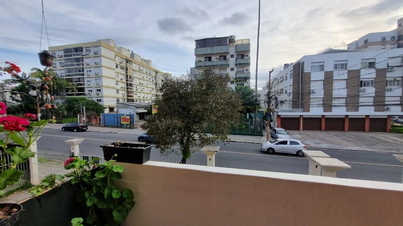 Imagem Aproveite o sol e a vista, apartamento para venda de frente com sacada, 2 dormitórios com 1 vaga no bairro Santana em Porto Alegre/RS.