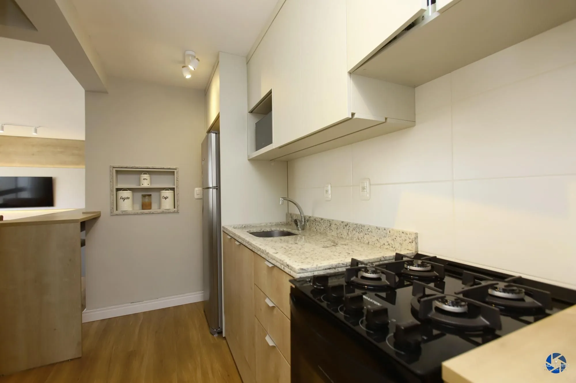Imagem Apartamento 1 dormitório, 54 metros privativos semi mobiliado, elevadores