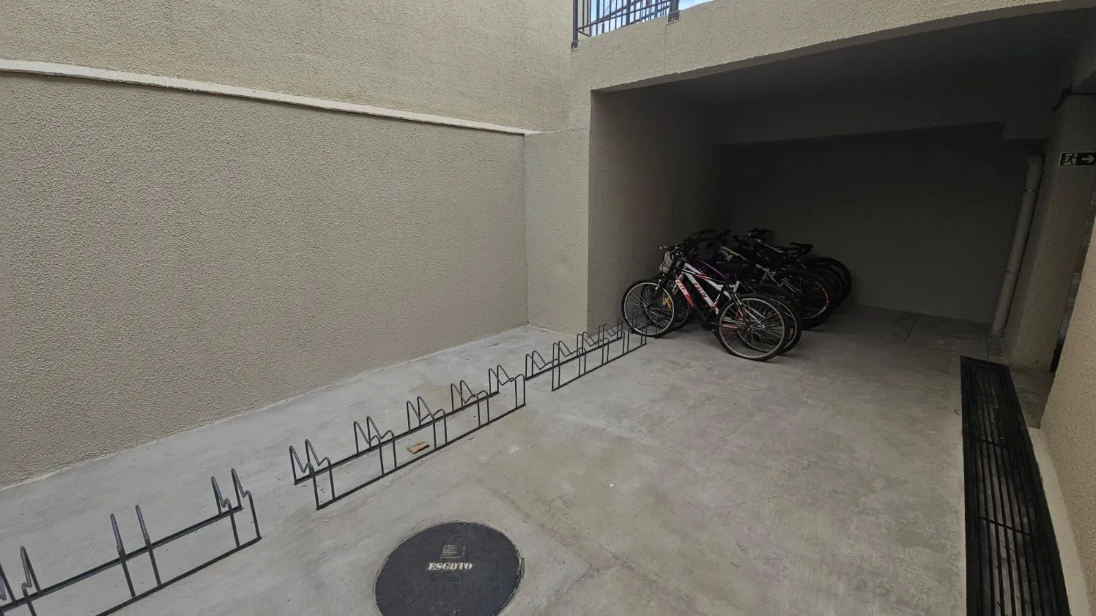 Imagem Apartamento 2 dormitórios , suíte , sacada com churrasqueira , 1 vaga de garagem coberta !