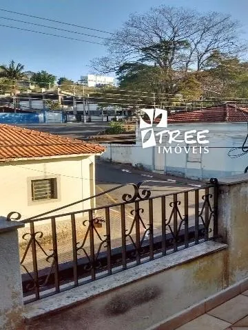 Imagem LOCAÇÃO DE CASA RESIDENCIAL/COMERCIAL NO CENTRO DE ARUJÁ/SP, com 2 quartos, sala c/ 2 ambientes, varanda na frente e nos fundos e 1 vaga. CONSULTE-NOS