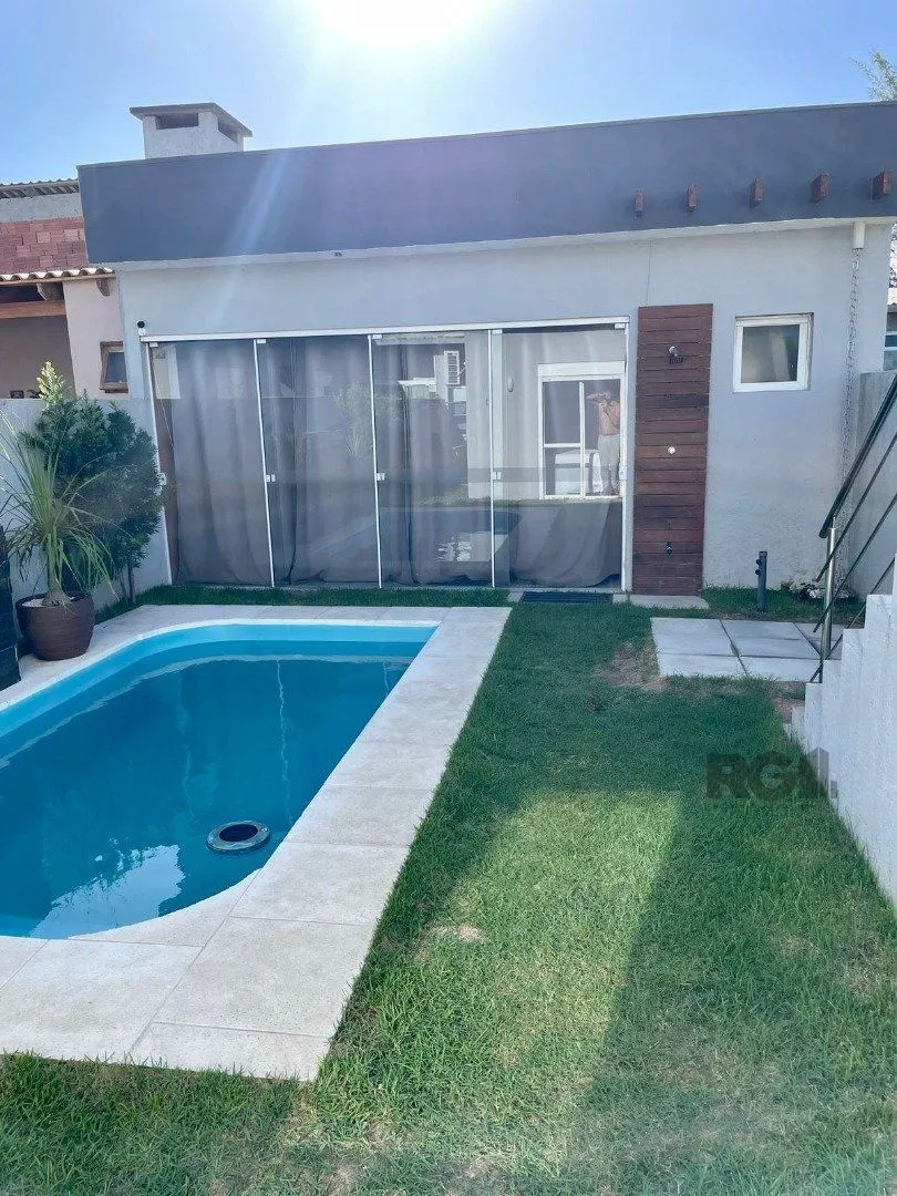 Imagem CASA COM 4 DORMITORIOS SUITE , A 3 QUADRAS DO MAR !!
