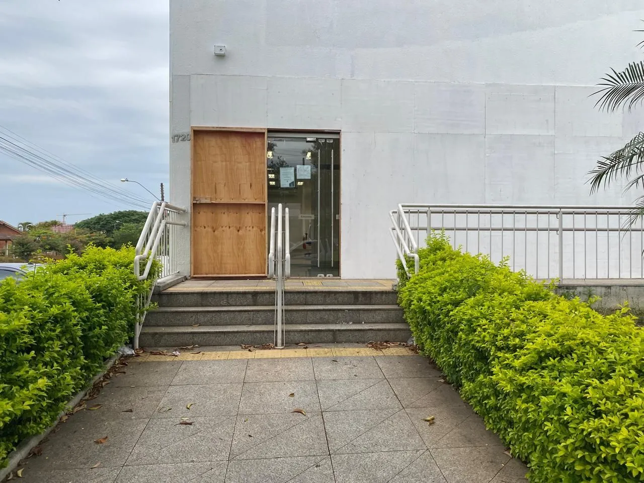 Imagem MÁFFER IMÓVEIS ALUGA - PRÉDIO COMERCIAL DE ESQUINA EM CANOAS! Com 11 vagas de estacionamento | Localização privilegiada | Oportunidade única!