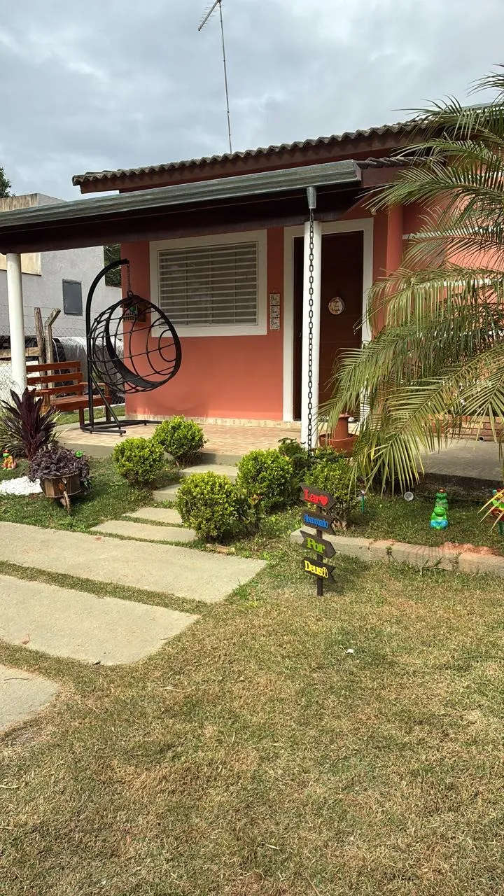 Imagem Chácara à venda no Centro de Piedade-SP: 2 quartos, 1 suíte, 1 sala, 2 banheiros, 2 vagas de garagem, 1.000 m² de área.