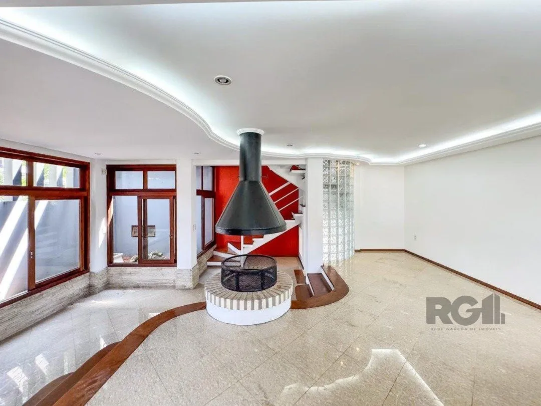 Imagem Com 4 suítes espaçosas, incluindo uma master com closet,
