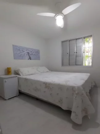 Imagem Belíssima casa linear em condomínio fechado toda reformada composta de 3 quartos sendo uma suíte varanda espaço gourmet com churrasqueira.