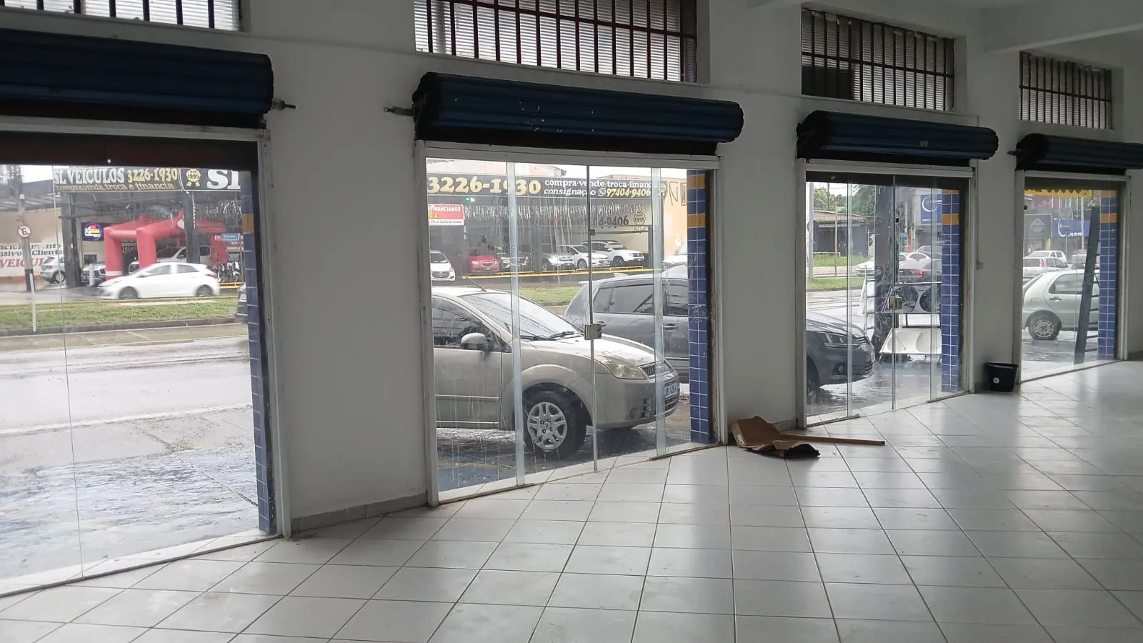 Imagem Salão comercial térreo de 420 m² para locação na Avenida Itavuvu, em Sorocaba, ideal para depósito, academia e negócios.