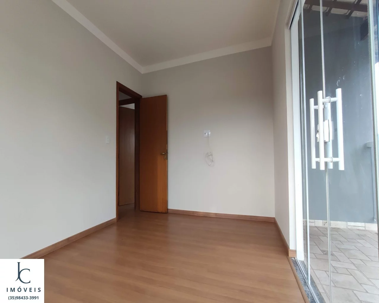 Imagem Casa à venda em condomínio horizontal fechado em São Lourenço MG. Portaria 24 h., bem localizado em bairro nobre.
