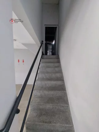 Imagem Salão comercial para alugar. Construido para ser uma igreja, com pulpito e amplo espaço para culto. Possui banheiros, copa, cozinha e escritórios.