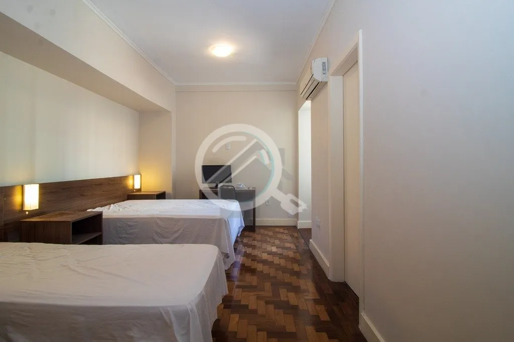 Imagem Studio totalmente mobiliado, com ar condicionado,uma cama de casal e duas camas de solteiro, banheir...
