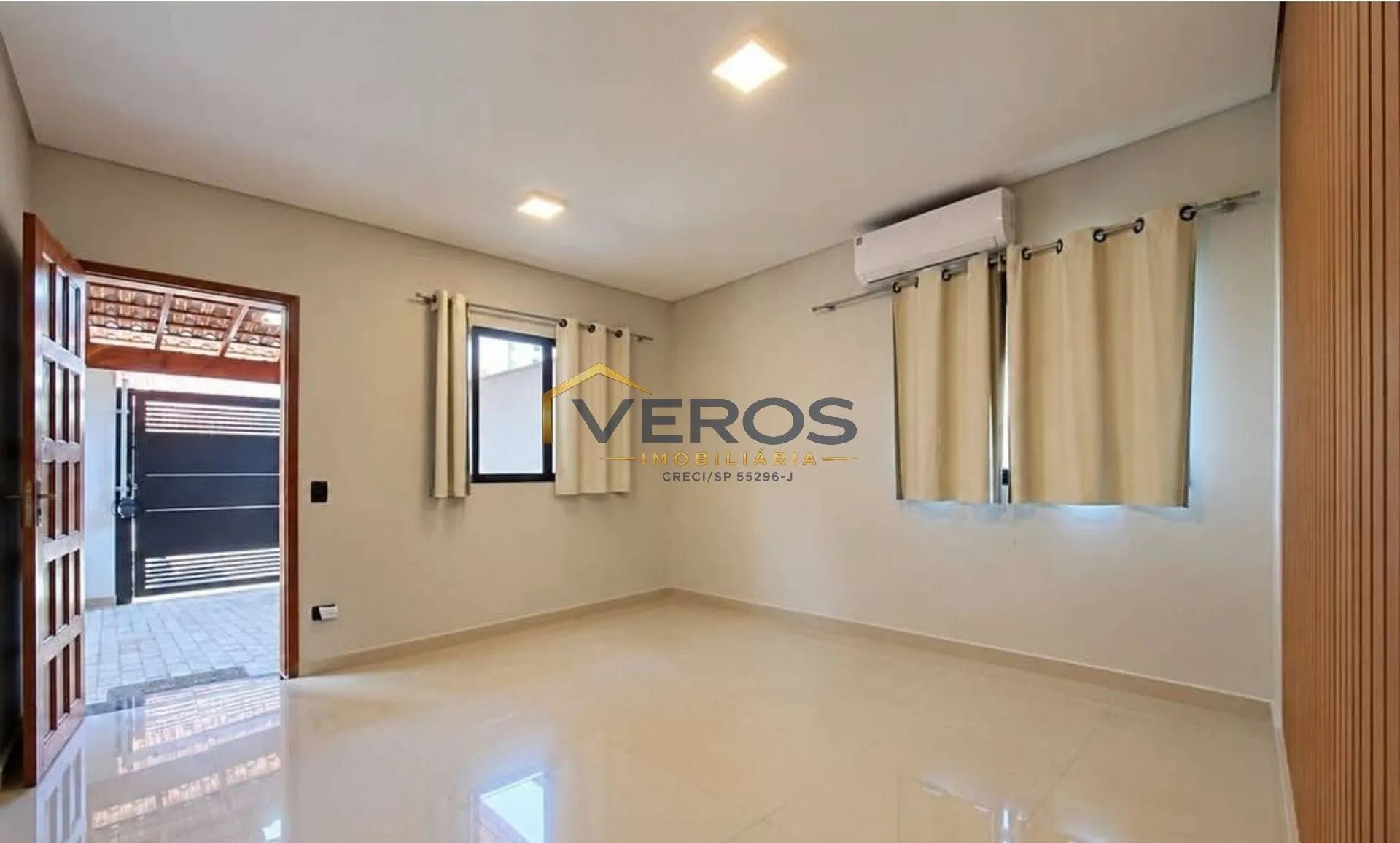 Imagem Casa com 2 dormitórios e 2 vagas à venda no Centro de Caraguatatuba