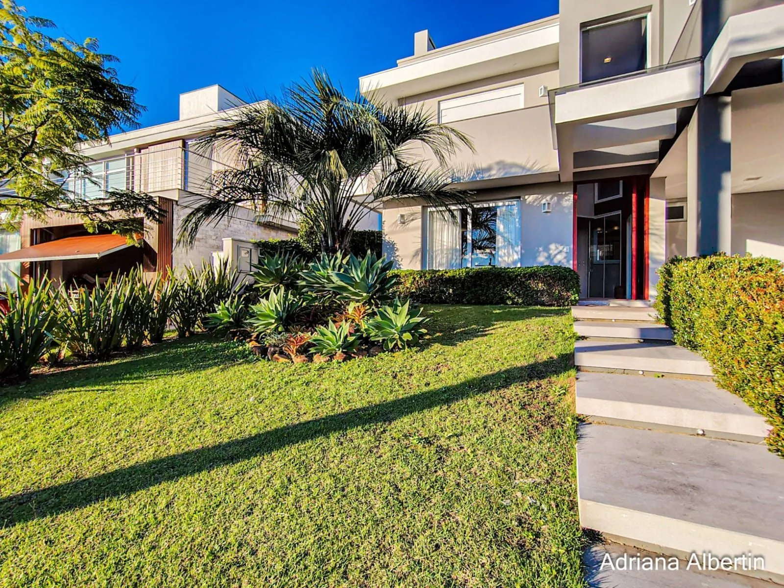 Imagem ALPHAVILLE PORTO ALEGRE | CASA COM FUNDOS PARA APP E ÁREA EXTERNA COMPLETA