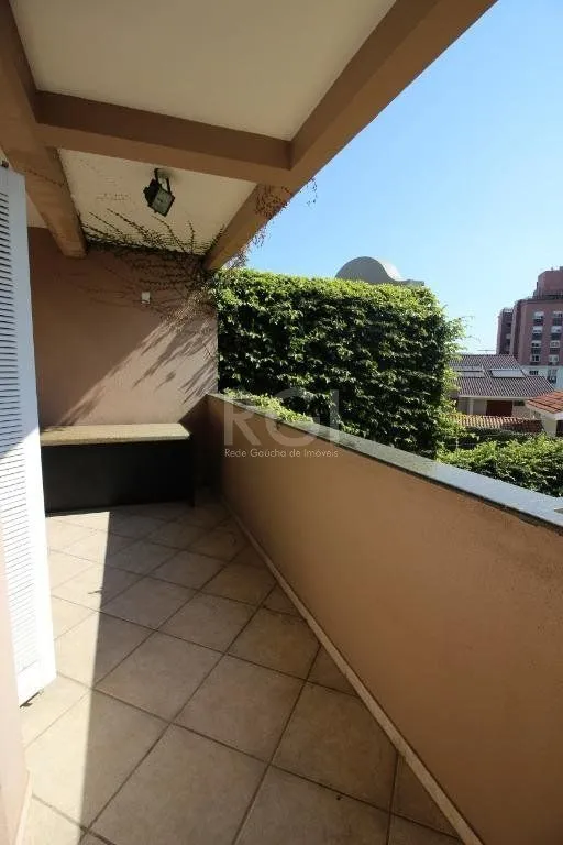Imagem Casa para comprar com 4 dormitórios, 330m² - Chácara das Pedras - Porto Alegre