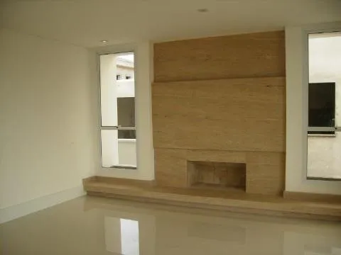 Imagem VENDA DE SOBRADO NO CONDOMÍNIO VERDES LAGOS, EM ARUJÁ/SP, com 453m², 05 suítes, piscina, churrasqueira, 03 salas e 04 vagas cobertas, CONSULTE-NOS.