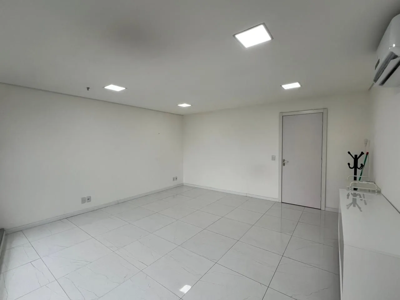 Imagem Sala comercial com 44 m2 a venda no Trend Nova Carlos Gomes.