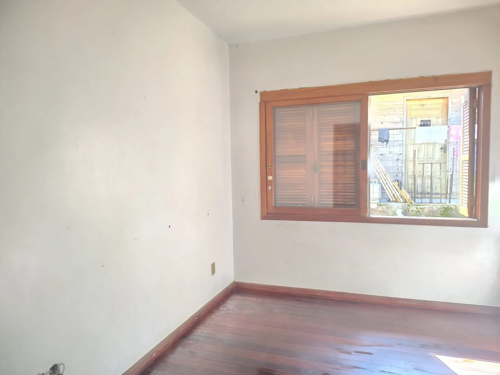 Imagem Casa de 4 dormitórios, 1 suíte e 4 vagas de garagem no bairro Cavalhada.