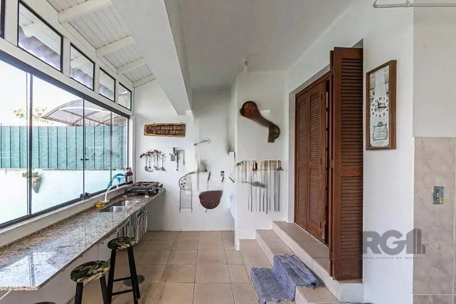 Imagem Casa com 161m² e 3 dormitórios com suíte, piscina no bairro Espírito Santo em PORTO ALEGRE