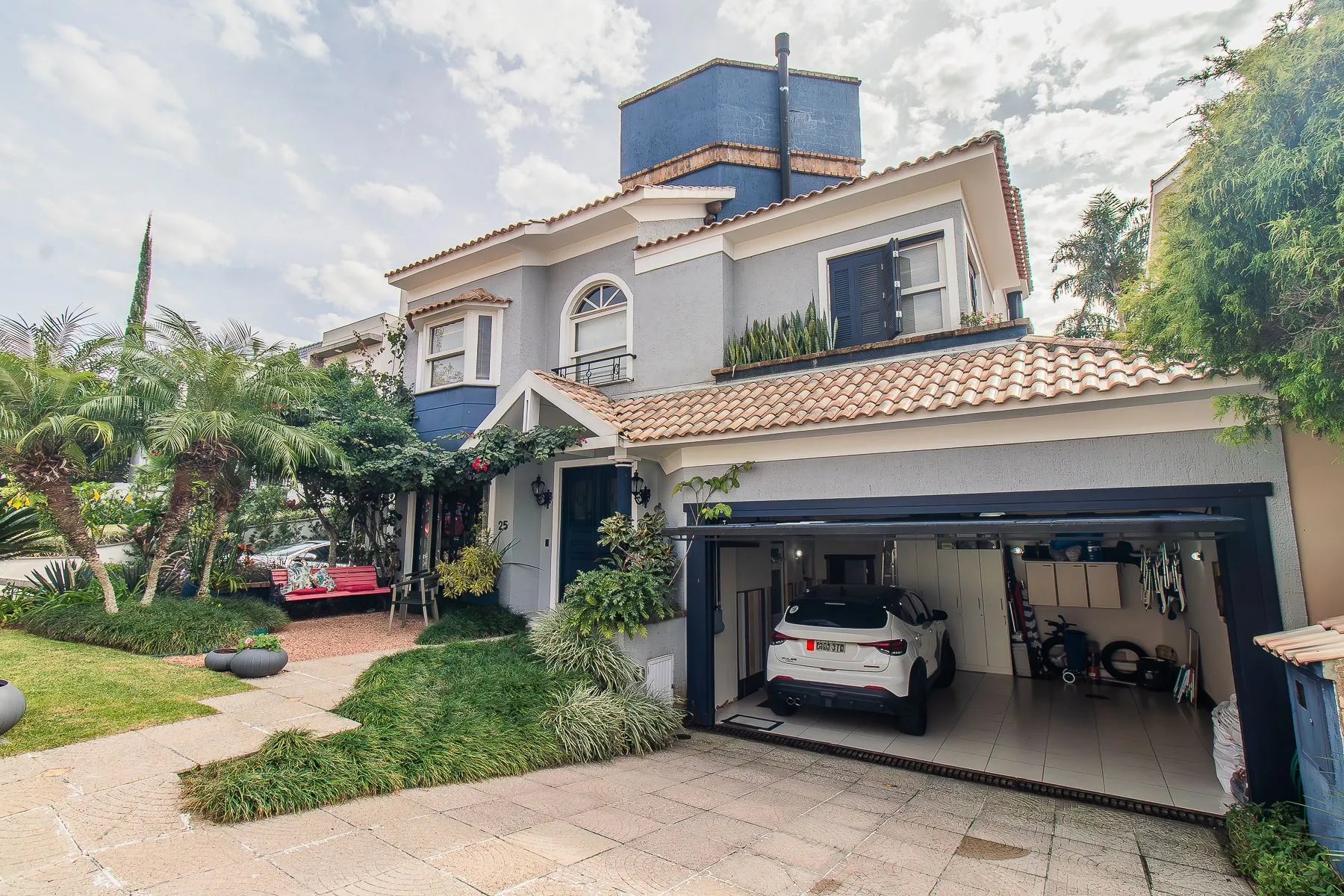 Imagem CASA DE 4 DORMITÓRIOS EM CONDOMÍNIO - 320 m² - 4 VAGAS DE GARAGEM