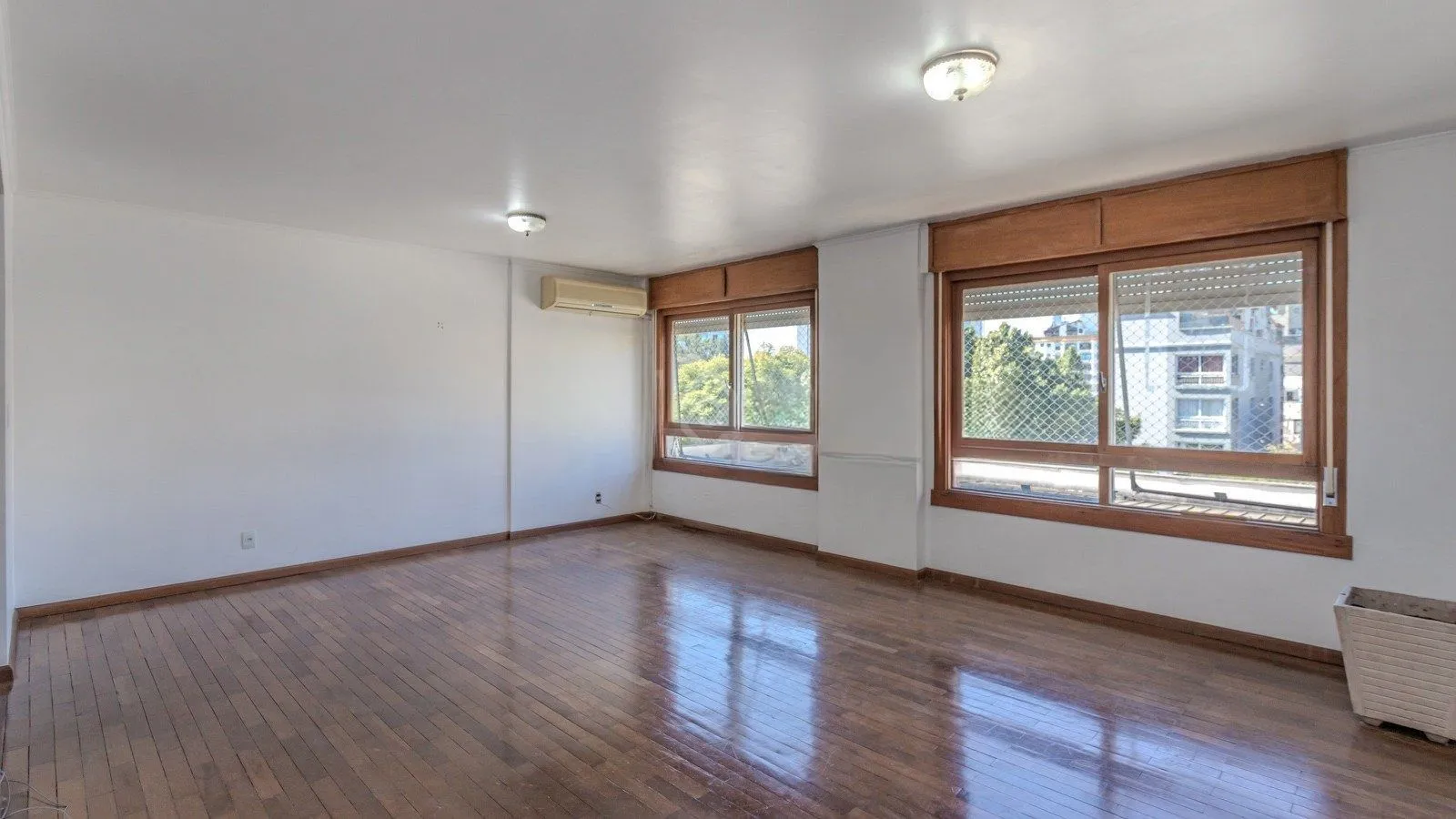 Imagem Apartamento semimobiliado de 140 m² privativos no bairro Mont'Serrat