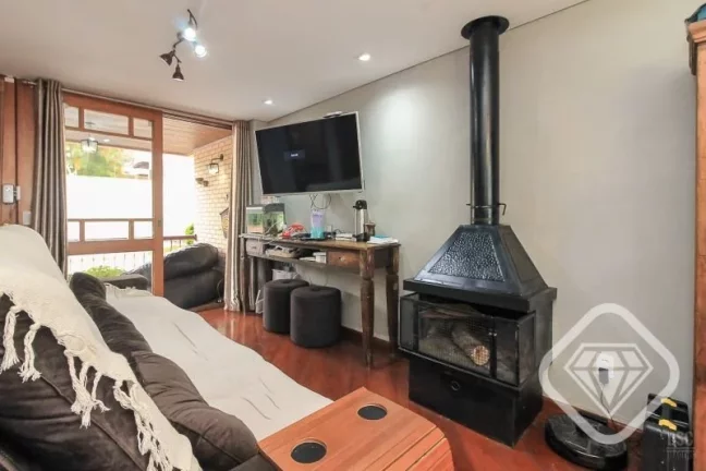 Imagem Casa em condomínio com vista, lareira e piscina - tranquilidade e privacidade na zona sul

A Brilha...