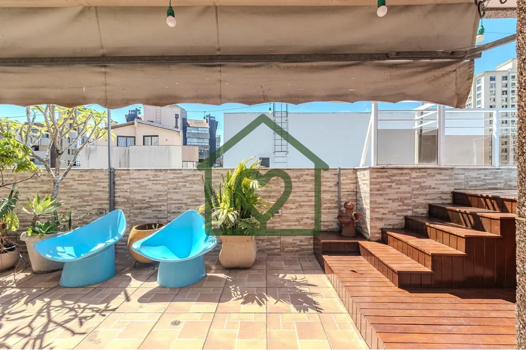 Imagem Cobertura duplex com 296 m² privativos, três dormitórios (sendo uma suíte) e três vagas de gara...