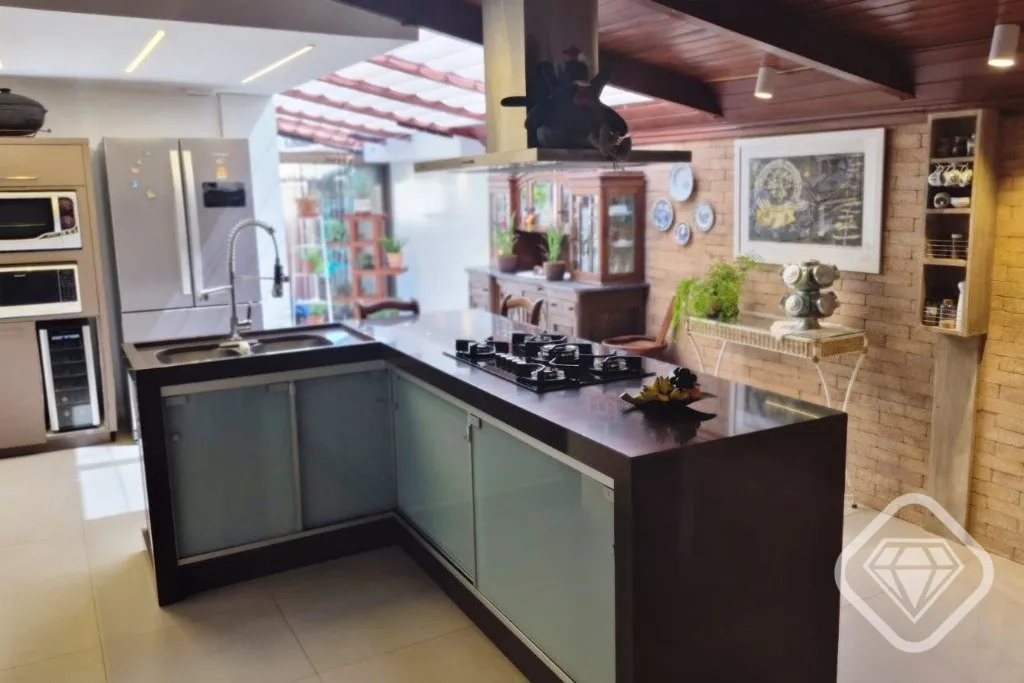 Imagem Casa em dois terrenos no bairro Guarujá, localizada em rua silenciosa, com excelente orientação s...