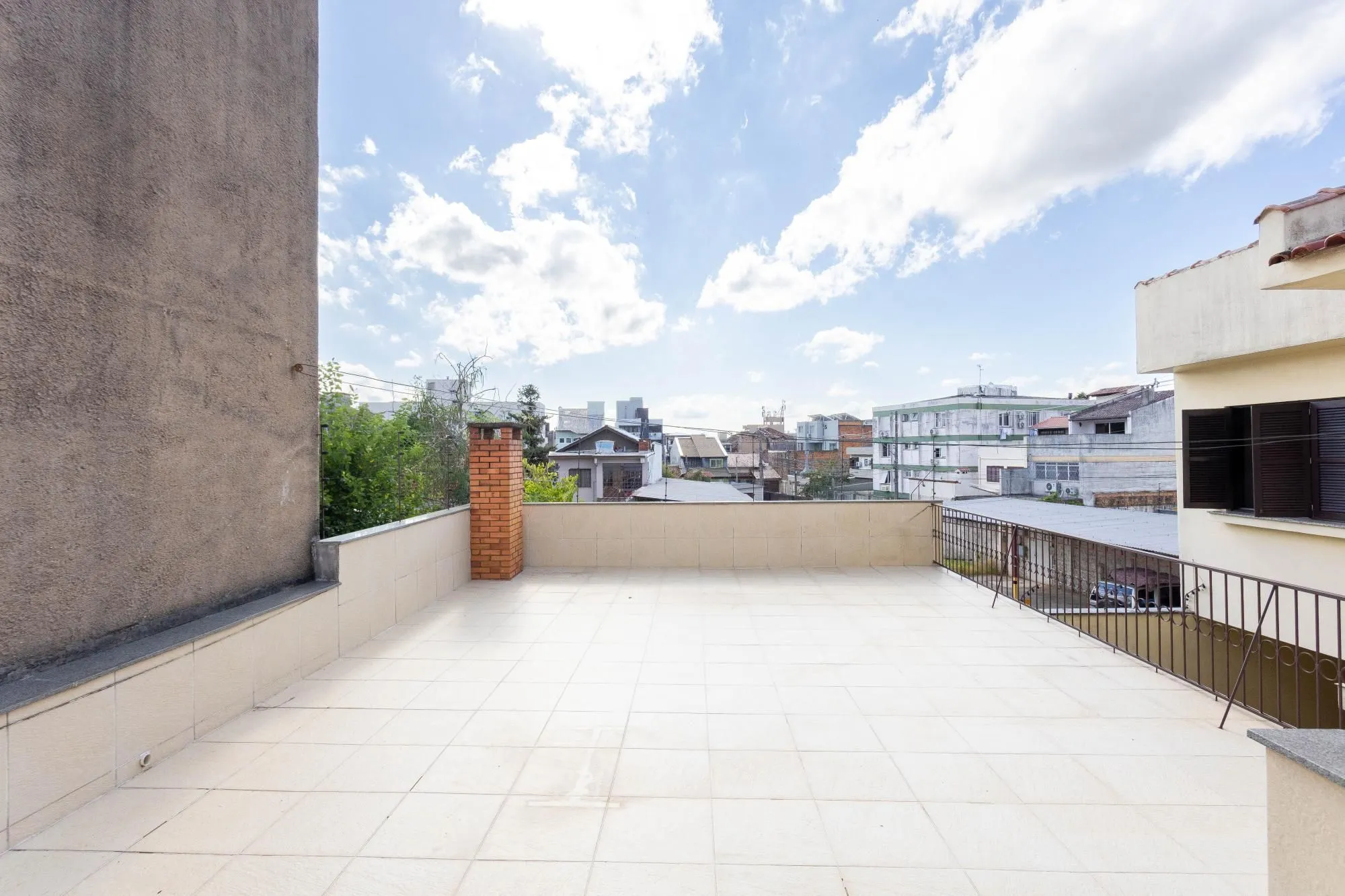 Imagem CASA SOBRADO 3 DORMITÓRIOS 1 SUITE 3 VAGAS NO BAIRRO HIGIENÓPOLIS EM PORTO ALEGRE