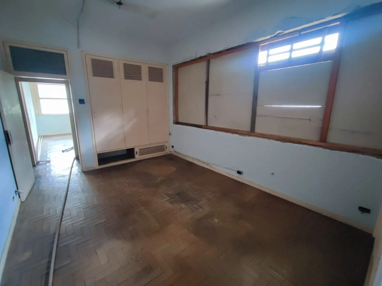 Imagem Comercial para Locação 3 Quartos, 1 Suite, 4 Vagas, 1200M², Centro, Taubaté - SP
