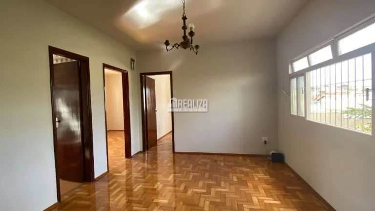 Imagem Casa com 6 dormitórios no bairro Fabrício em Uberaba