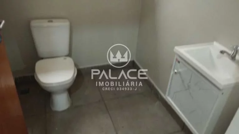 Imagem .Barracão excelente localização com 271,75 m²
 Salão comercial 
 02 banheiros social,;
 Cozinh...