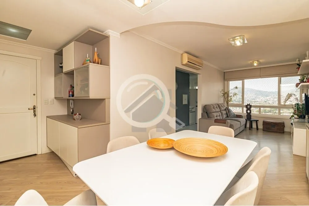 Apartamento amplo em andar alto com vista permanente e panorâmica da cidade, em rua arborizada e tr...