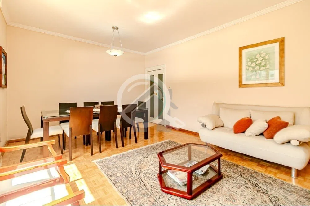 Imagem Apartamento espaçoso com 3 dormitórios, um suíte com sacada, living com 2 ambientes, banheiro soc...