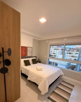 Imagem Descubra este moderno apartamento de aproximadamente 80 m², localizado no coração de Jurerê Lest...