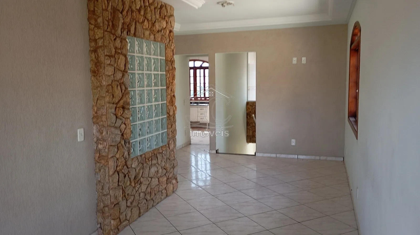 Imagem Casa com 3 quartos com barracão comercial no piso inferior à venda em Valinhos.