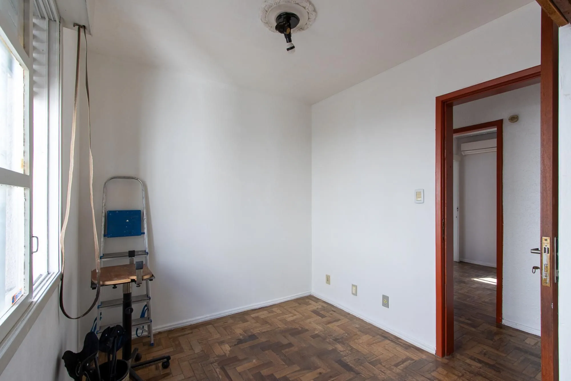 Imagem APARTAMENTO 4 QUARTOS DESOCUPADO - BAIRRO MENINO DEUS