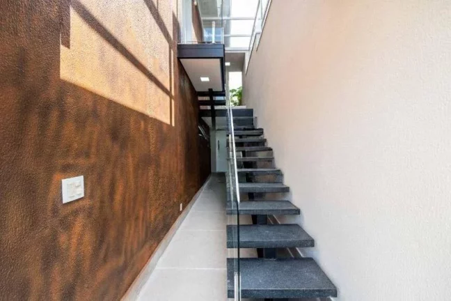 Imagem Vende-se casa reformada com 405 metros quadrados e 4 suítes no Alto de Pinheiros Casa com 405m² de...