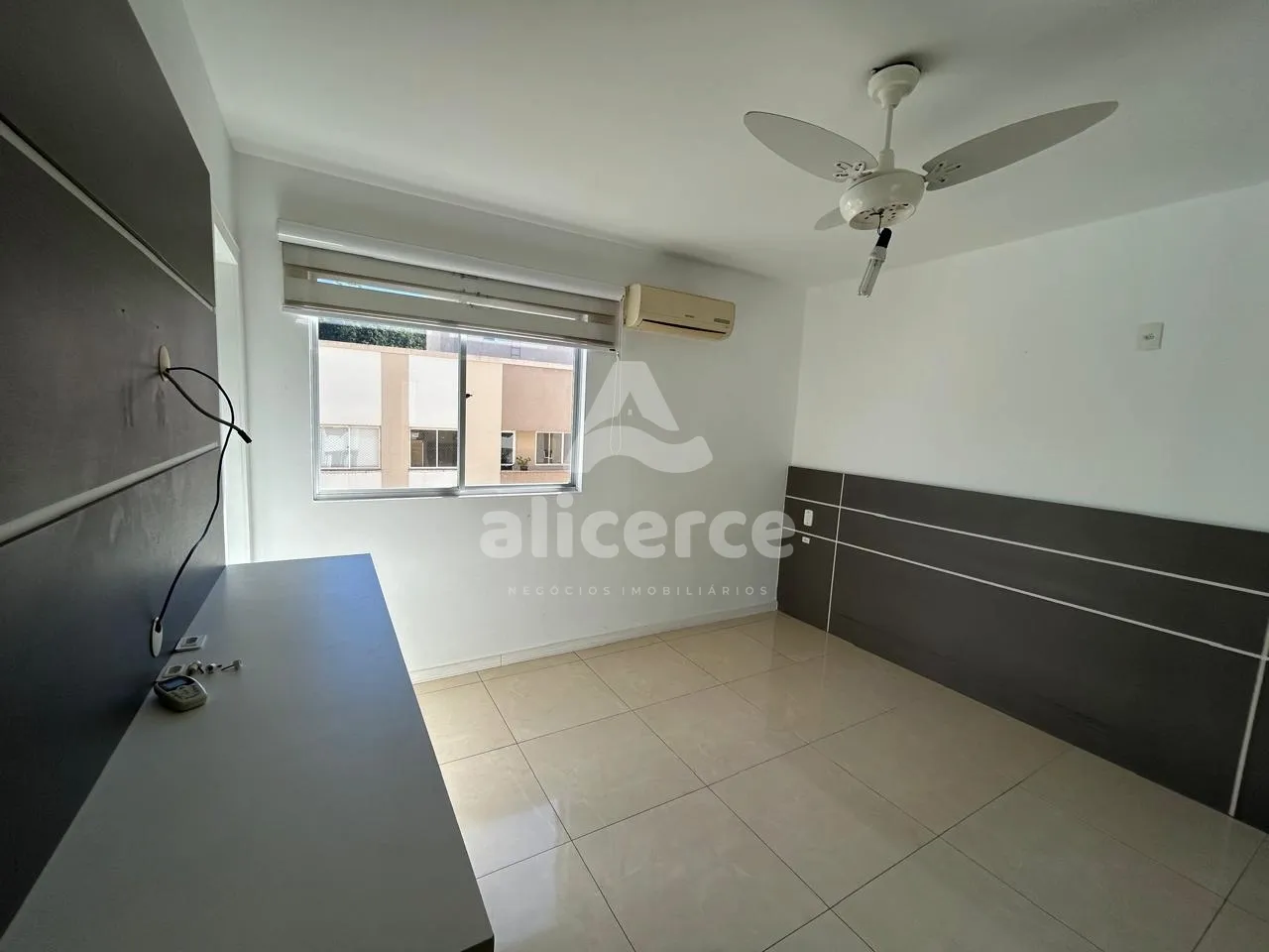Imagem Apartamento à venda com 3 quartos 1 suíte, 92m² em Carvoeira Florianópolis