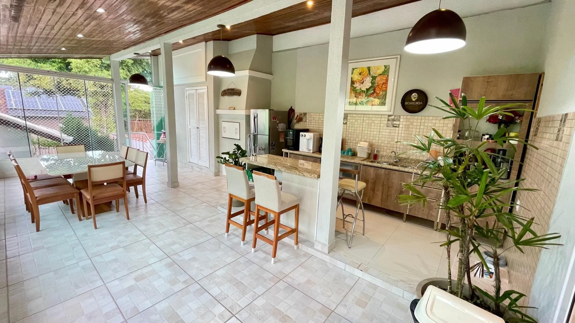 Imagem Casa térrea 100% mobiliada com 3 dormitórios, suíte, piscina e 3 vagas.