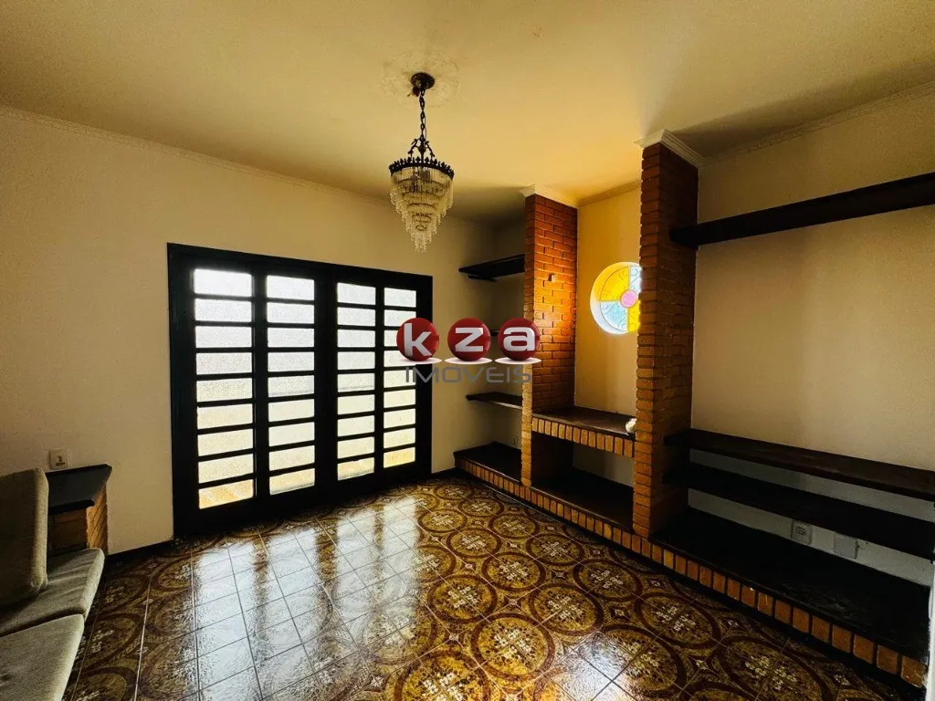 Imagem Imperdível oportunidade: Casa comercial de 3 quartos, 1 suíte, 3 salas, 3 banheiros e 2 vagas em Vinhedo-SP, Centro.