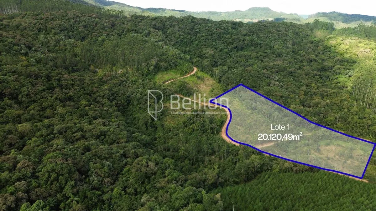 Imagem Área com mais de 20 mil m², terreno predominantemente plano, oferecendo diferentes possibilidades de uso em meio à natureza.